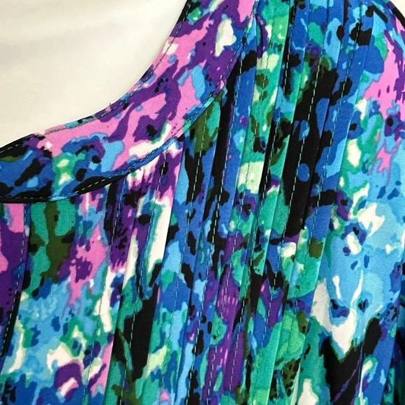 LA Cera Women's 1X Slinky Blouse Arsty Popover Colorful Pleats Stretch V Neck‎ - Picture 5 of 14